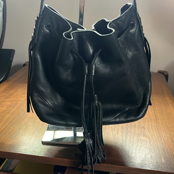 Vince Camuto black leather bucket crossbody bag, cinch top and tassels - Picture 3 of 17